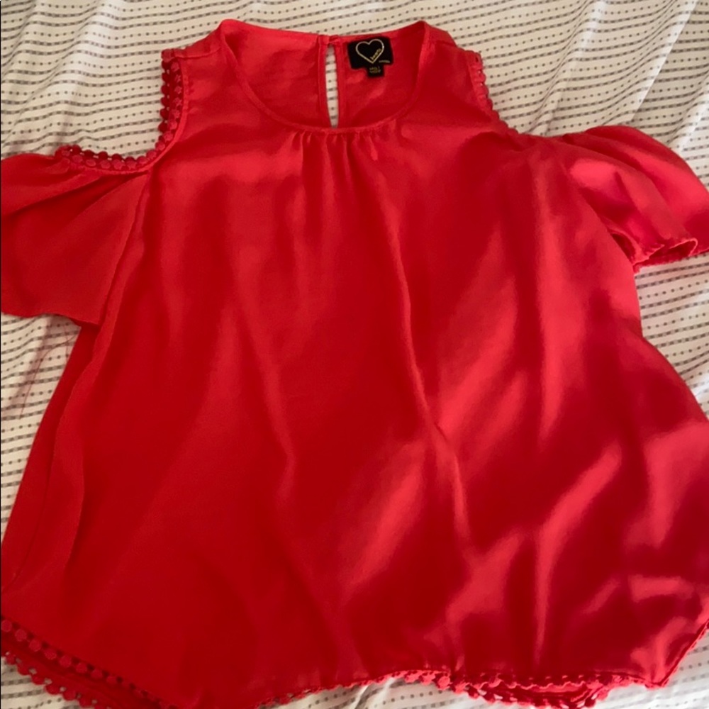 Shoulderless top